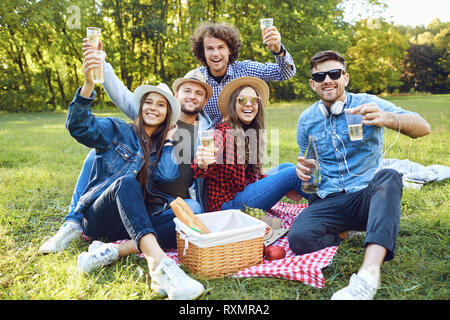 Un groupe de jeunes sur un pique-nique dans le parc. Banque D'Images