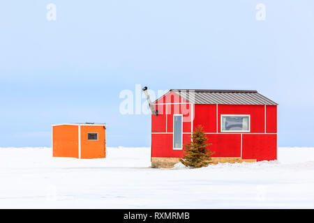 Cabanes de pêche sur glace colorée sur le lac Winnipeg, Gimli, Manitoba, Canada Banque D'Images