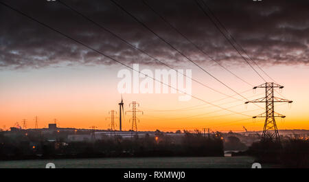 Ringaskiddy, Cork, Irlande. 20 Décembre, 2016. Des pylônes de l'électricité haute tension dans le paysage rural en dehors de Ringaskiddy Banque D'Images