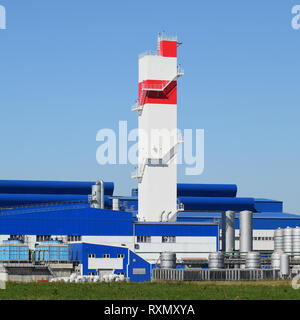 Tour d'incendie à l'usine pour le traitement de la ferraille. Immenses ateliers vieux métal raffineur. Toit bleu de l'usine. Les tuyaux d'échappement, radiateurs Banque D'Images