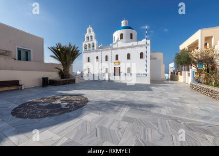 L'église grecque traditionnelle dans le village d'Oia. Santorini Banque D'Images