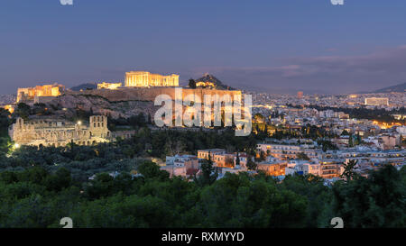 Vue panoramique sur l'acropole de nuit, Athènes, Grèce. Banque D'Images