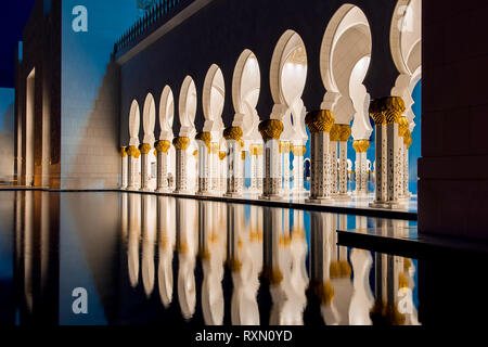 Grande Mosquée de Sheikh Zayed, Abu Dhabi, EAU. La 3ème plus grande mosquée du monde avec quatre minarets. Banque D'Images