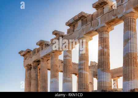 Anciennes colonnes du Parthénon temple dans l'Acropole, Athènes, Grèce. Banque D'Images