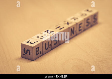 Cubes en bois montrant le mot entreprise sur une table de bureau, Banque D'Images