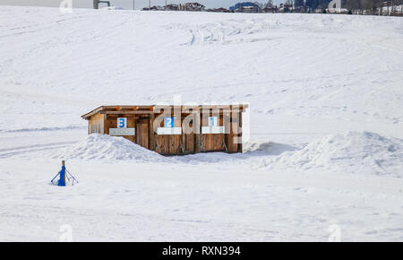 L'entraînement au tir biathlon dans la neige d'hiver Banque D'Images