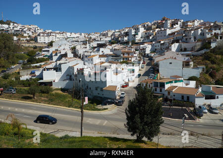 Village blanc d'Álora, la province de Málaga, Andalousie, espagne. Banque D'Images