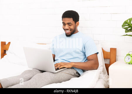 Jeune femme parcourt les possibilités de travail sur ordinateur portable Banque D'Images