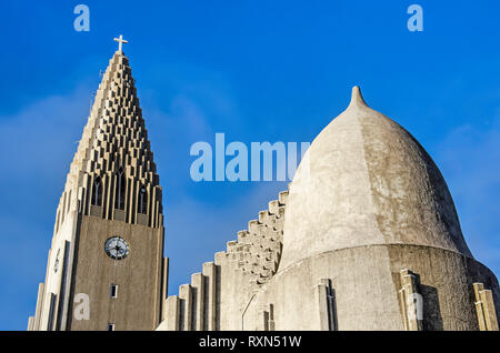 Reykjavik, Islande, Février 24, 2019 : détails sculpturaux sur le toit et de la tour de l'icône de l'église Hallgrimskirkja against a blue sky Banque D'Images