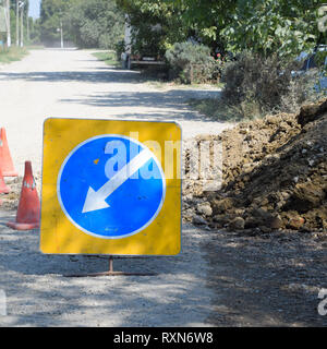 Signe de détour voyage. Pit sur la route. travaux de réparation Banque D'Images