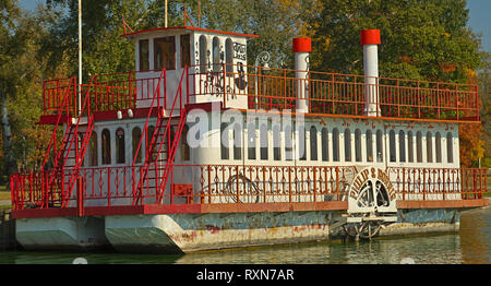 PALIC, SERBIE - 13 octobre 2018 - vue latérale sur un radeau blanc et rouge qui ressemblent à un bateau Banque D'Images