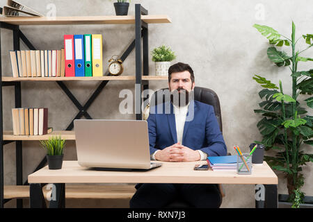 L'entraîneur d'affaires. Death brutal businessman in office. Homme mature avec barbe. hipster barbu utilisent l'ordinateur. Patron des hommes de travailler. L'entreprise agile. Mon entreprise ma fierté. affaire sérieuse l'homme est fier de lui. Banque D'Images