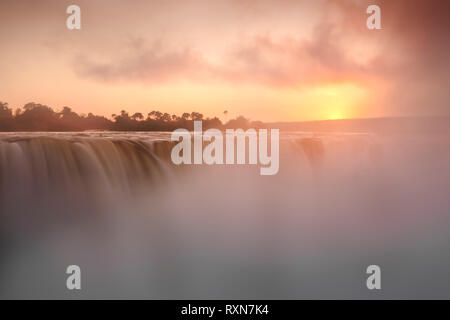 Beau lever de soleil sur Victoria Falls, Zimbabwe Banque D'Images