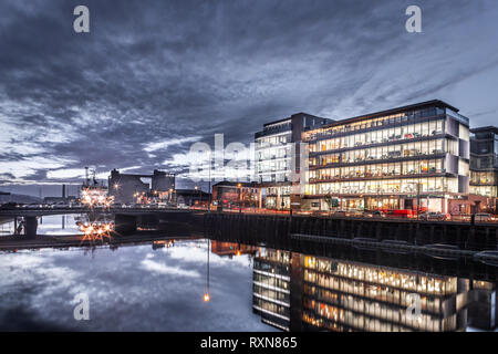 La ville de Cork, Cork, Irlande. 26 octobre, 2016. Une vue d'un certain Albert Quay et son reflet dans la rivière Lee dans la ville de Cork, Irlande. Banque D'Images