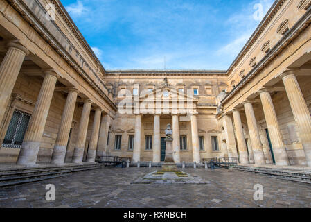 Bibliothèque publique et façade principale du Convitto Palmieri avec le buste de Giosue Carducci dans Piazzetta Carducci square. Lecce, Pouilles, Italie Banque D'Images