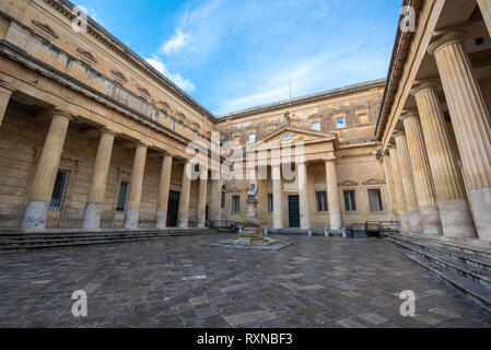 Bibliothèque publique et façade principale du Convitto Palmieri avec le buste de Giosue Carducci dans Piazzetta Carducci square. Lecce, Pouilles, Italie Banque D'Images