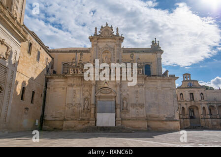 La Piazza del Duomo , Vierge Marie ( Cathédrale Basilica di Santa Maria Assunta in Cielo ) , Caritas Diocesana dans Lecce - Pouilles, Italie. Banque D'Images