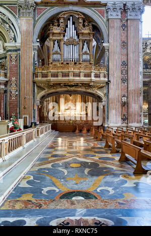 Gesù Nuovo (nouveau) Jésus est le nom d'une église baroque à Naples, Campanie, Italie. Il est situé juste à l'extérieur de la limite ouest de la cen historique Banque D'Images