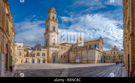 Panorama de la Piazza del Duomo , le campanile et la tour de la cathédrale de la Vierge Marie ( Basilica di Santa Maria Assunta in Cielo ) dans Lecce - Pouilles, Italie. Banque D'Images