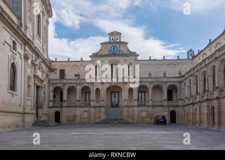 La Piazza del Duomo , Vierge Marie ( Cathédrale Basilica di Santa Maria Assunta in Cielo ) , Caritas Diocesana dans Lecce - Pouilles, Italie. Le Baroque Banque D'Images