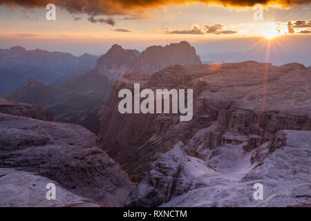 Soleil au coucher du soleil sur le groupe Sella. En arrière-plan Sassolungo pic. Les Dolomites. Alpes italiennes. Europe. Banque D'Images