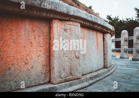 Zodiaque Oriental carver dans le dieu tombe du Général Kim Yusin dans Gyeongju-si, en Corée du Sud. Banque D'Images