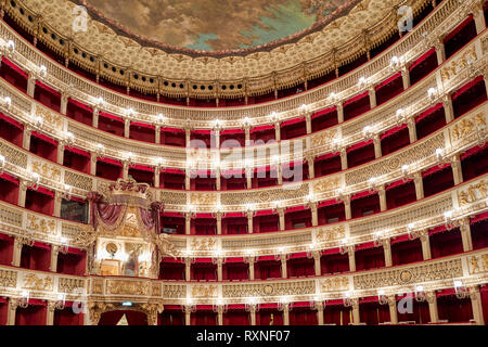 Naples Campanie Italie. Le vrai Teatro di San Carlo (Théâtre Royal de Saint Charles), son nom d'origine en vertu de la monarchie des Bourbon mais que l'on appelle aujourd'hui Banque D'Images