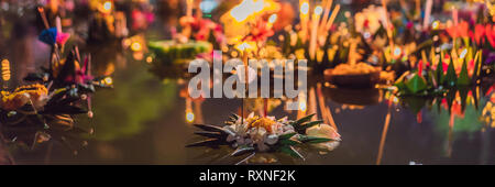 Loy Krathong festival, les gens acheter des fleurs et des bougies à la lumière et flottent sur l'eau pour célébrer le festival de Loy Krathong en Thaïlande. Bannière, forme longue Banque D'Images