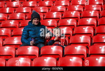 Des fans de Liverpool dans les stands avant le premier match de championnat à Anfield, Liverpool. Banque D'Images