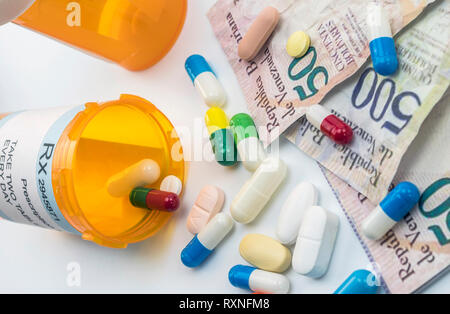 Médicaments à côté de billets du Venezuela, ombragé beaucoup de médicaments en pleine crise de pays d'Amérique latine, conceptual image Banque D'Images