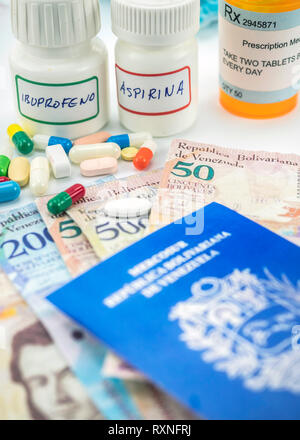 Médicaments à côté de billets du Venezuela, ombragé beaucoup de médicaments en pleine crise de pays d'Amérique latine, conceptual image Banque D'Images