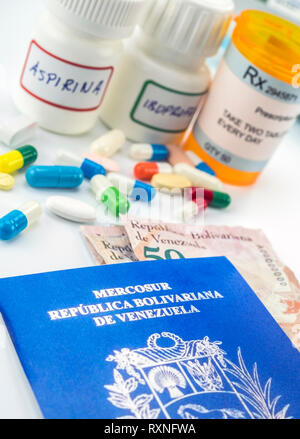 Médicaments à côté de billets en euros et de passeport du Venezuela, ombragé beaucoup de médicaments en pleine crise de pays d'Amérique latine, de l'image conceptuelle, composit Banque D'Images