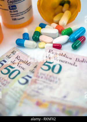 Médicaments à côté de billets du Venezuela, ombragé beaucoup de médicaments en pleine crise de pays d'Amérique latine, conceptual image verticale, de la composition Banque D'Images