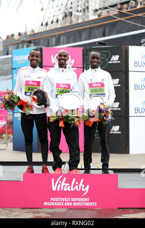 Mo Farah vainqueur de la course des hommes (au centre) avec Bashir Abdi qui a terminé secoond (à gauche) et Daniel Wanjiru qui a terminé troisième au cours de la grande vitalité de la moitié à Londres. Banque D'Images