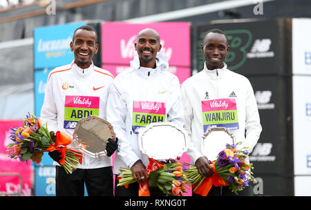 Mo Farah vainqueur de la course des hommes (au centre) avec Bashir Abdi qui a terminé secoond (à gauche) et Daniel Wanjiru qui a terminé troisième au cours de la grande vitalité de la moitié à Londres. Banque D'Images