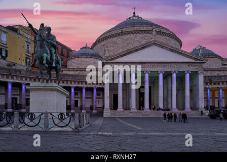 Naples Campanie Italie. Basilique reale pontificia di San Francesco di Paola à Piazza Plebiscito au coucher du soleil Banque D'Images