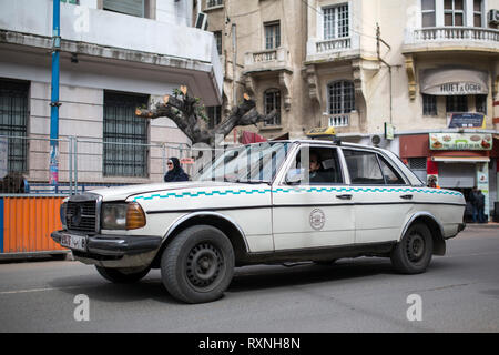 CASABLANCA, MAROC - 7 mars, 2019 : un grand taxi dans les rues de Casablanca, Maroc. Banque D'Images