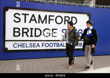 Chelsea fans arrivent à Stamford Bridge devant le match au cours de la Premier League match à Stamford Bridge, Londres. Banque D'Images