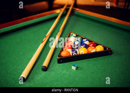 Boules de billard, cue et pyramide sur green table Banque D'Images