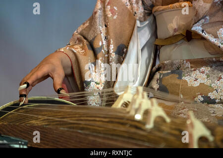 Costume player harpe japonaise Koto Banque D'Images