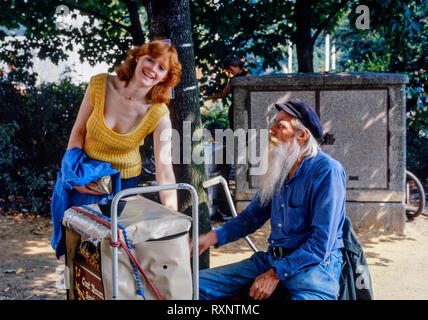 Young female tourist avec un orgue de Barbarie et son opérateur à Hambourg en Allemagne durant les années 1980 Banque D'Images