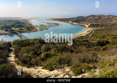 Chemin de la nature avec pont et rivière dans la réserve naturelle côtière de Mond, Afrique du Sud Banque D'Images