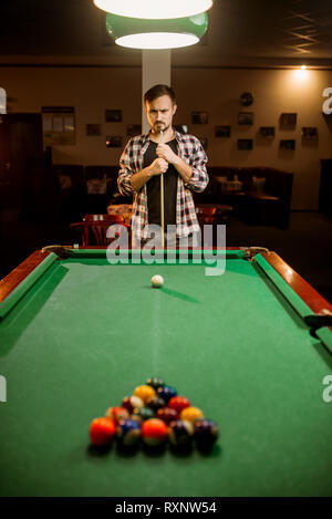 Joueur de billard masculin avec cue à la table Banque D'Images