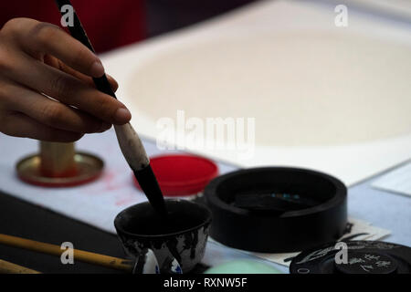 Idéogrammes japonais femme écrit avec pinceau close up detail Banque D'Images