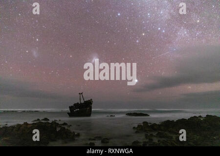 Meisho Maru de nuit sous les étoiles du ciel d'Agulhas le long de la côte, à la pointe la plus méridionale de l'Afrique et l'Afrique du Sud Banque D'Images