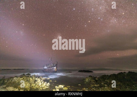 Meisho Maru de nuit sous les étoiles du ciel d'Agulhas le long de la côte, à la pointe la plus méridionale de l'Afrique et l'Afrique du Sud Banque D'Images