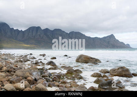 Vue imprenable de Kogel Bay Beach, situé le long de la Route 44 dans la partie est de False Bay, près du cap, entre Gordon's Bay et Pringle Bay. Hottent Banque D'Images