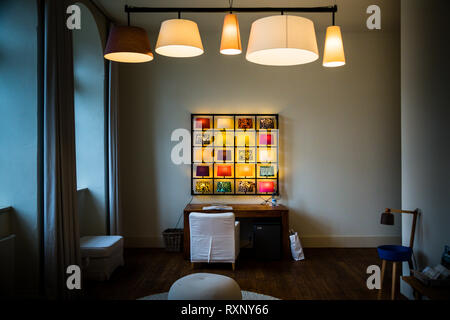 Une collection colorée de abat-jour. Quelle que soit la nature des excursions que vous prenez autour de Kavaliershaus Schloss Blücher pendant la journée, dans la soirée vous pouvez regarder l'art sur le lit et une suite meublée à l'origine. Hotel Kavaliershaus dans Fincken, Allemagne Banque D'Images