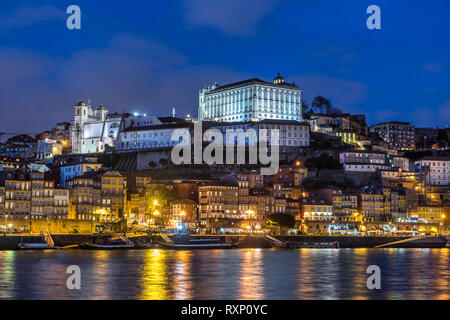 À la recherche de l'autre côté de la rivière Douro au monastère Serra do Pilar Banque D'Images
