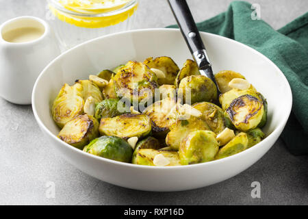 Choux de Bruxelles avec des cacahuètes grillées et sauce blanche, délicieux déjeuner végétarien. En bonne santé, les aliments biologiques, garniture de légumes Banque D'Images